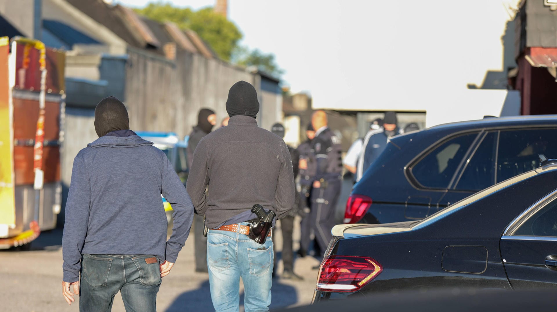 Ermittler bei einer Razzia gegen Clankriminalität (Symbolbild): Hagen möchte die Clans effektiver bekämpfen.