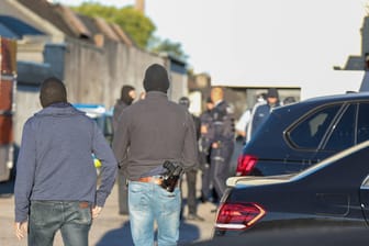 Ermittler bei einer Razzia gegen Clankriminalität (Symbolbild): Hagen möchte die Clans effektiver bekämpfen.