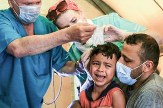 Sanitäter versorgen einen verletzten Jungen in Beirut: In der libanesischen Hauptstadt sind etwa 250.00 Menschen obdachlos geworden.
