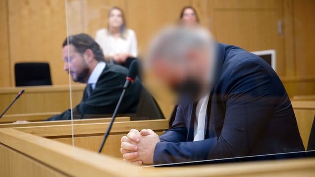 Der Angeklagte sitzt vor Beginn seines Prozesses in einem Saal des Aachener Landgerichts neben seinem Rechtsanwalt. Der Angeklagte sitzt vor Beginn seines Prozesses in einem Saal des Aachener Landgerichts neben seinem Rechtsanwalt.