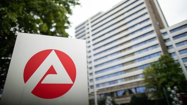 Das Logo der Bundesagentur für Arbeit (BA) steht auf einer Säule vor der Zentrale: Unbekannte haben am Gebäude einen Brandsatz platziert. Das Logo der Bundesagentur für Arbeit (BA) steht auf einer Säule vor der Zentrale: Unbekannte haben am Gebäude einen Brandsatz platziert.