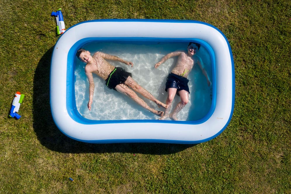 Kinder in einem aufblasbaren Pool: Wer Abkühlung findet, sollte das nutzen.