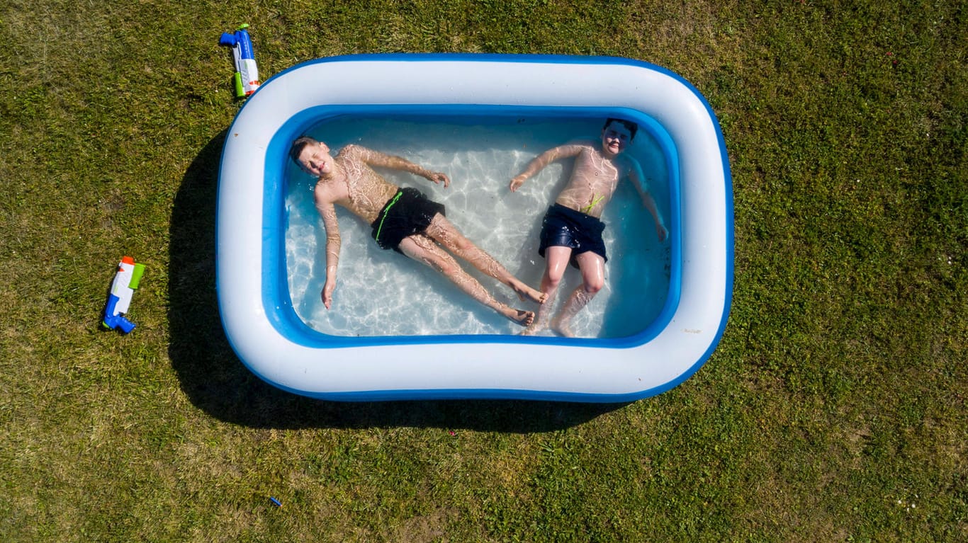 Kinder in einem aufblasbaren Pool: Wer Abkühlung findet, sollte das nutzen.