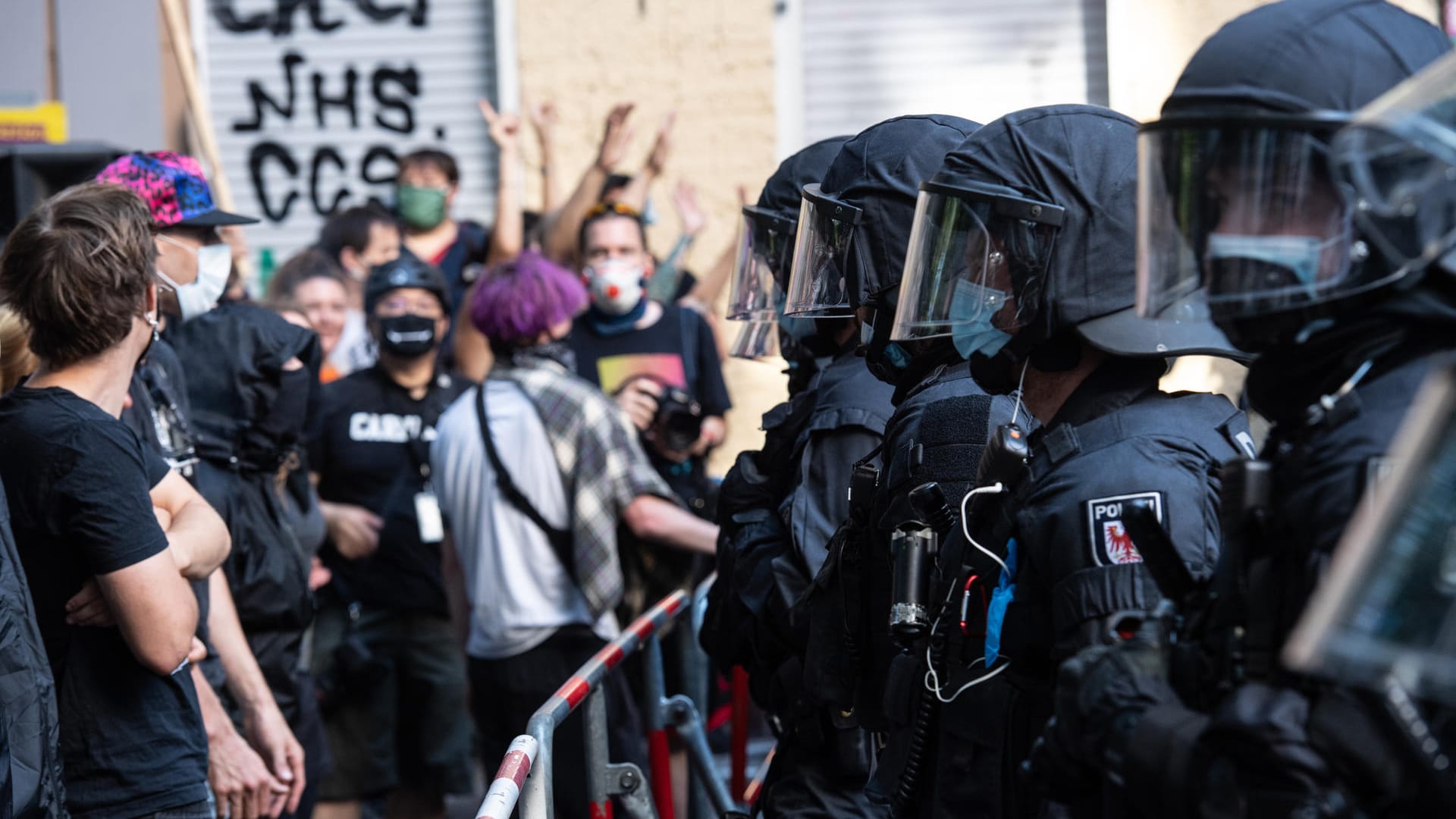 Demonstranten und Polizei stehen sich gegenüber: Eine Berliner Kneipe wird geräumt. Der Protest ist groß. Warum eigentlich?