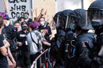 Demonstranten und Polizei stehen sich gegenüber: Eine Berliner Kneipe wird geräumt. Der Protest ist groß. Warum eigentlich?