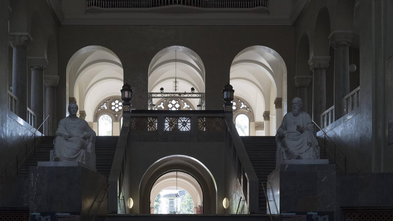 Blick in den Lichthof der Ludwig-Maximilians-Universität in München: Gegen die Uni stehen Vorwürfe der Verschwendung öffentlicher Gelder im Raum.