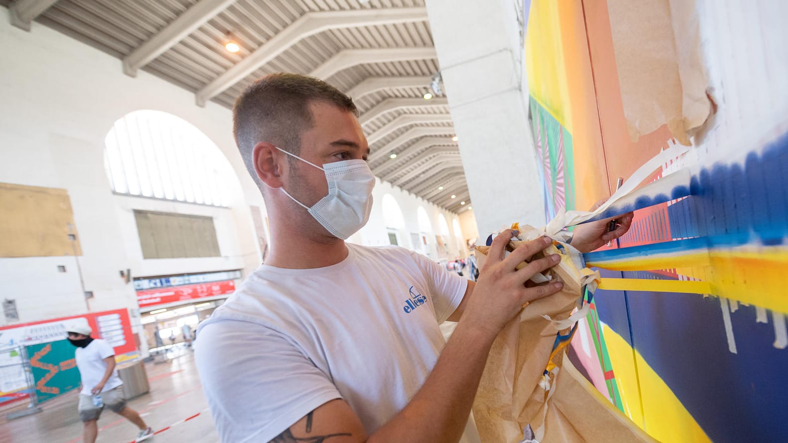 Basti zieht Klebeband von seinem Graffiti: Er ist einer der Sprayer aus der Stuttgarter Szene.