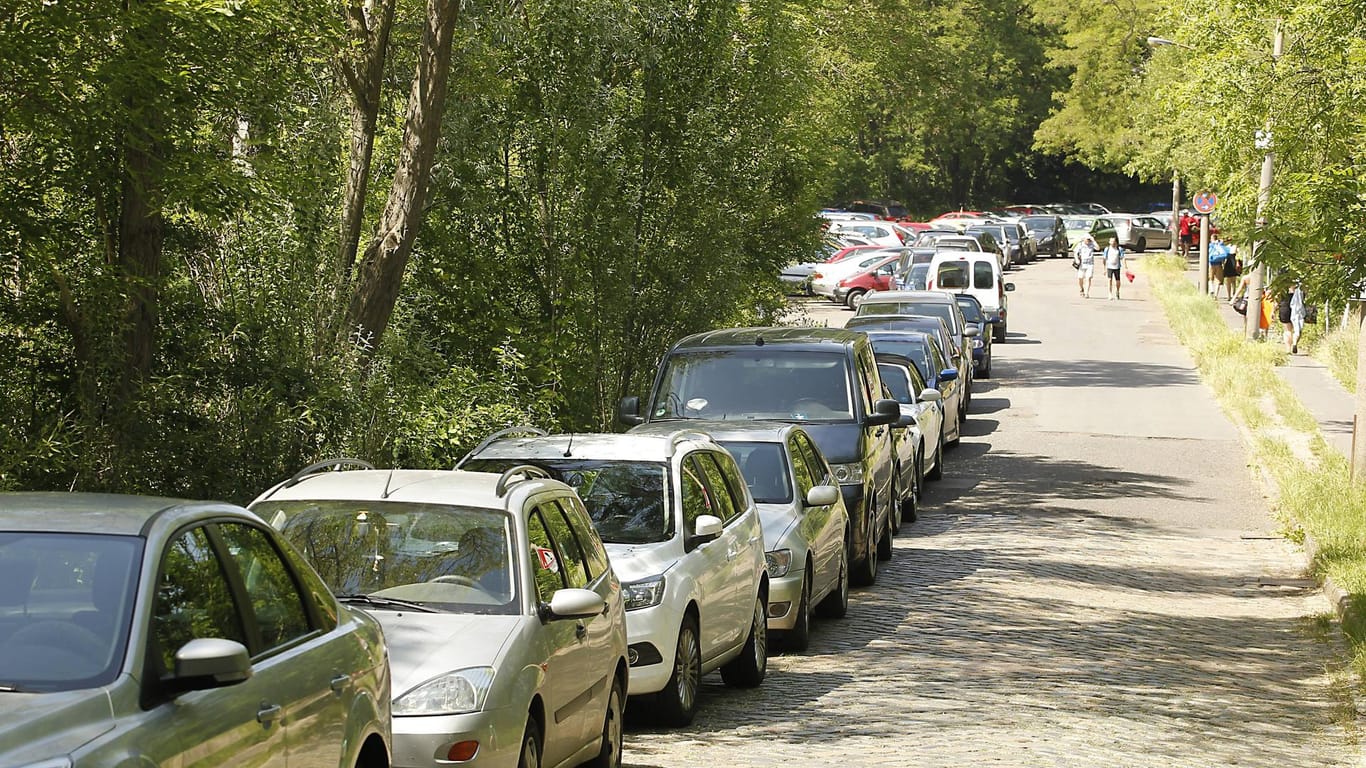 Auto parken in der Sonne (Symbolbild): In München hat ein Vater seine Kinder im heißen Auto zurückgelassen.