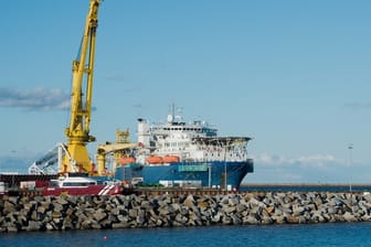 Drei US-Senatoren haben dem Fährhafen Sassnitz in Mecklenburg-Vorpommern in einem Brief mit schweren Sanktionen wegen seiner Rolle beim Bau der Ostseepipeline Nord Stream 2 gedroht.