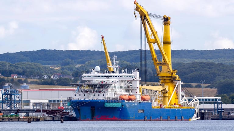 Verlegeschiff im Hafen Sassnitz-Mukran: Mehrere US-Senatoren haben mit scharfen Sanktionen gegenüber der Hafen-Gesellschaft gedroht.
