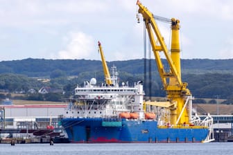 Verlegeschiff im Hafen Sassnitz-Mukran: Mehrere US-Senatoren haben mit scharfen Sanktionen gegenüber der Hafen-Gesellschaft gedroht.