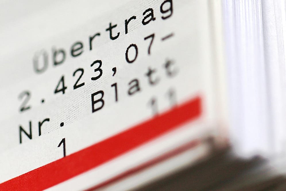 Ein Kontoauszug im Minus (Symbolbild): Mit dem Dokument behalten Sie den Überblick über alle Ein- und Auszahlungen.