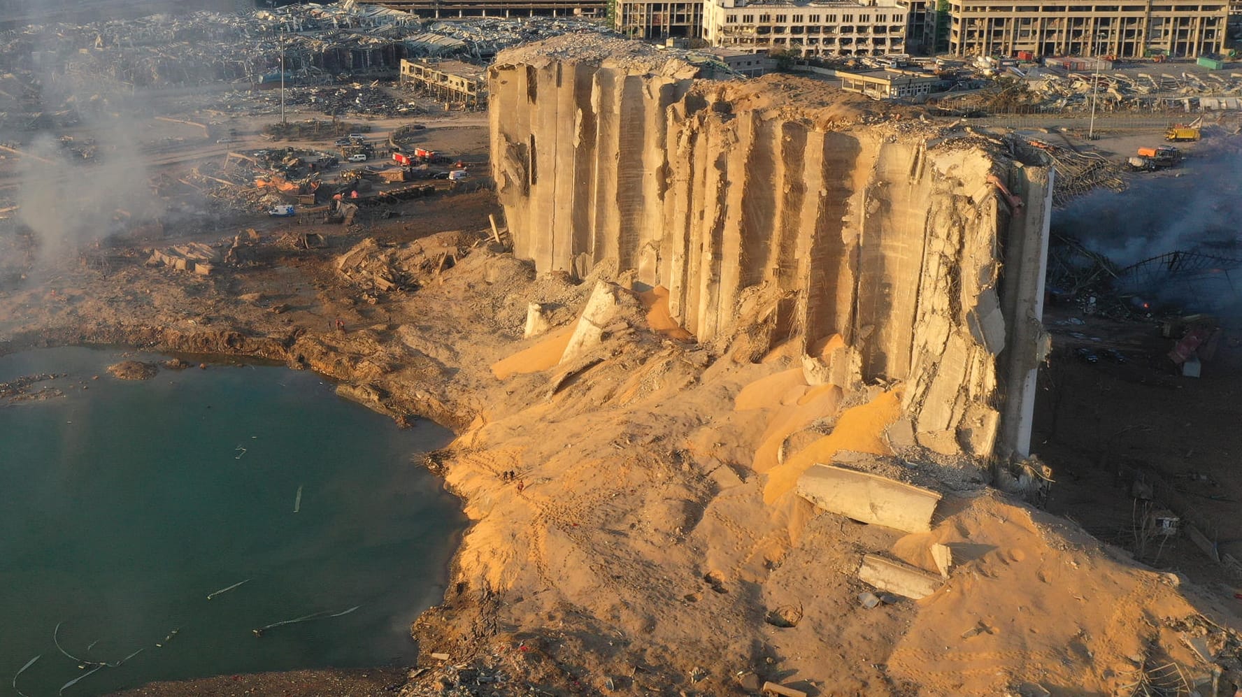 Tonnenweise Getreide ergießt sich unter der sengenden Sommersonne: Ein Silo wurde bei der Explosion an Beiruts Hafen zerstört.