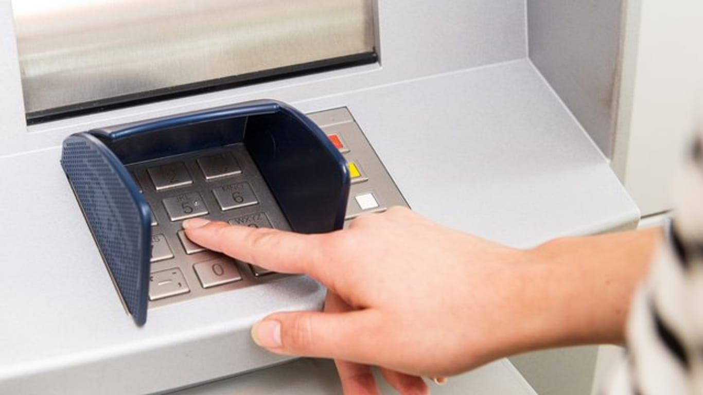 Direktbank-Kunden, die eine größere Summe Bargeld brauchen, müssen eventuell sehr oft zum Automaten gehen.