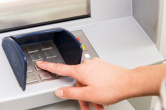 Direktbank-Kunden, die eine größere Summe Bargeld brauchen, müssen eventuell sehr oft zum Automaten gehen. Direktbank-Kunden, die eine größere Summe Bargeld brauchen, müssen eventuell sehr oft zum Automaten gehen.