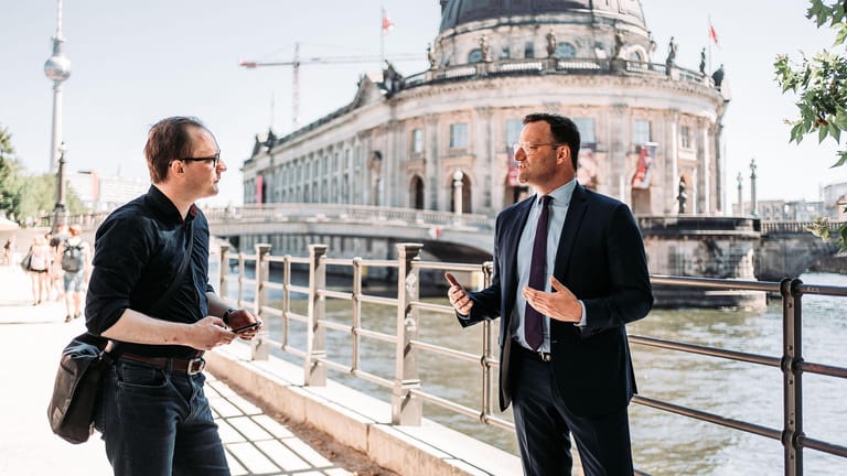 Spahn im Gespräch mit t-online.de-Reporter Tim Kummert (links): "Wir suchen den politischen Gegner noch zu oft in den eigenen Reihen.“