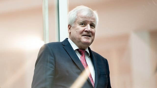 Innenminister Horst Seehofer (CSU) war zuletzt zunehmend unter Druck geraten, weil binationale Paare bereits wochenlang eine Lösung angemahnt hatten. Innenminister Horst Seehofer (CSU) war zuletzt zunehmend unter Druck geraten, weil binationale Paare bereits wochenlang eine Lösung angemahnt hatten.