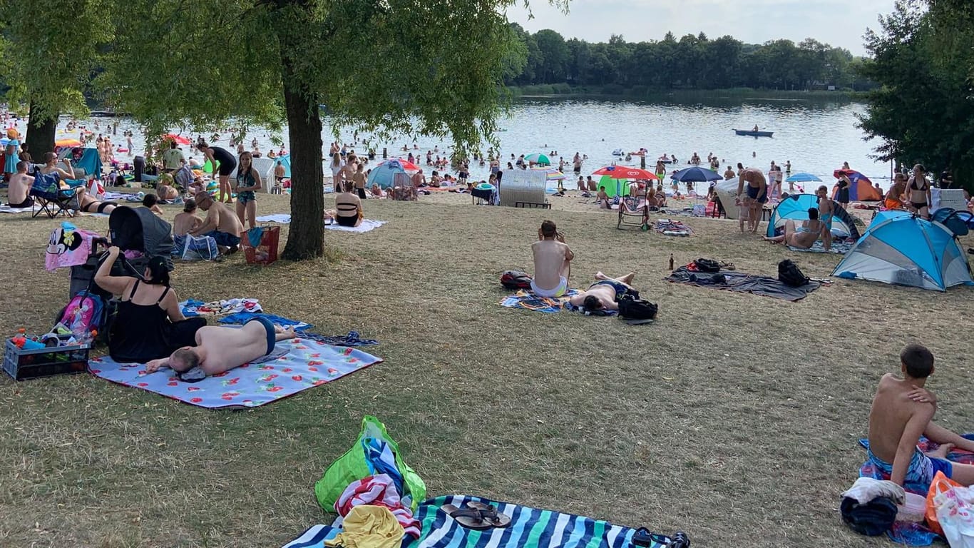 Volle Liegewiese im Berliner Strandbad Orankesee: Abstände wahren ist möglich – aber nicht einfach bei dem Andrang.