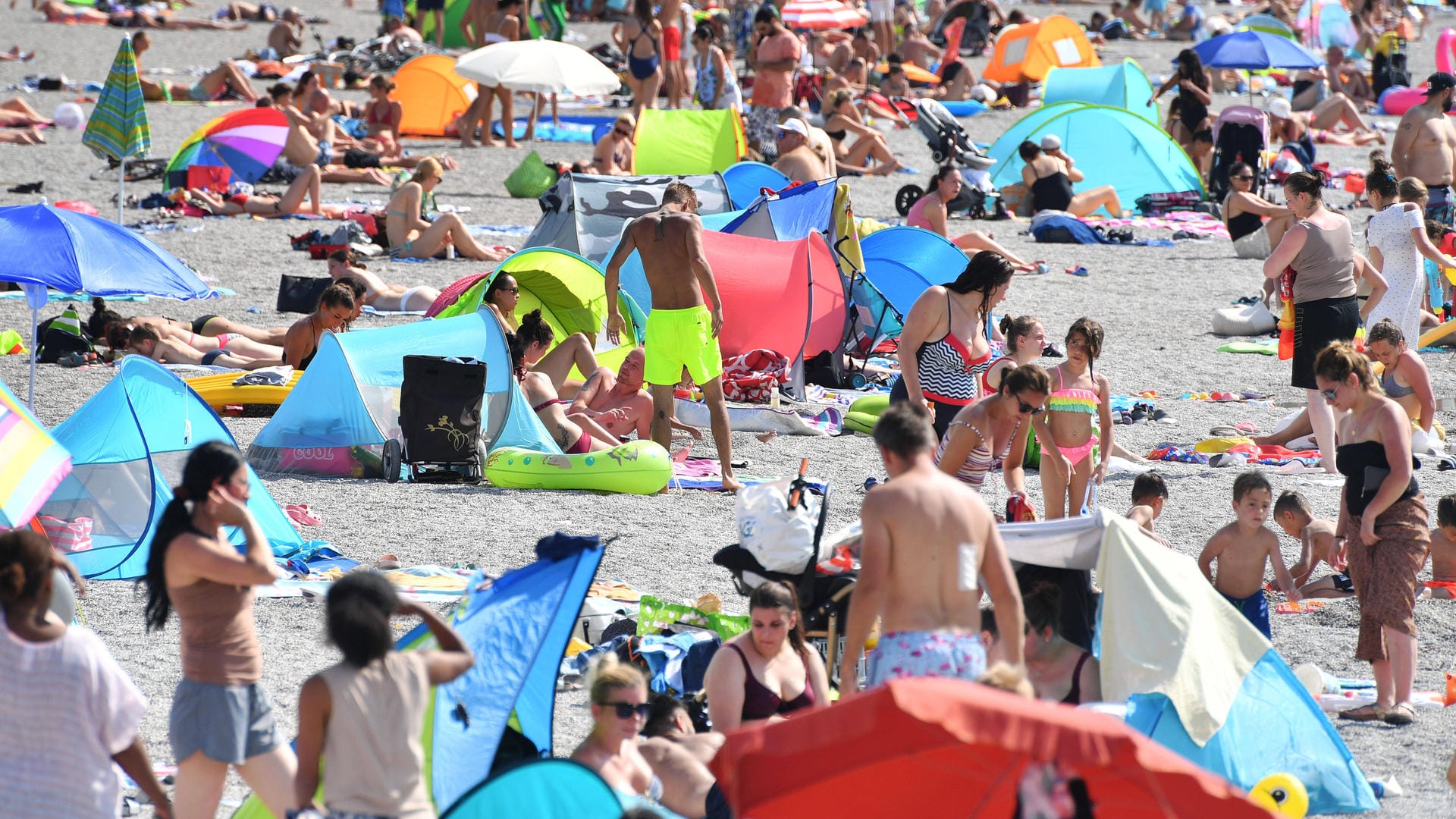 Badefans am See (Symbolfoto): Die Menschenmassen schüren die Sorge vor weiteren großen Corona-Ausbrüchen – und einem erneuten Lockdown.