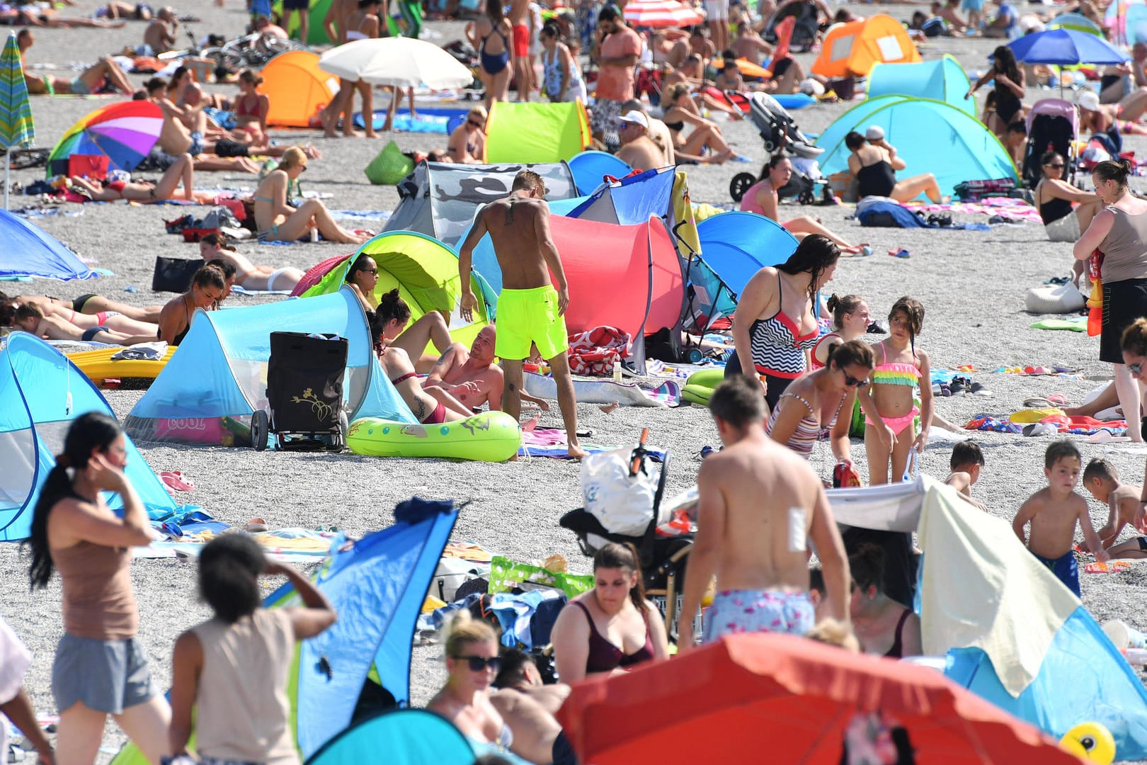 Badefans am See (Symbolfoto): Die Menschenmassen schüren die Sorge vor weiteren großen Corona-Ausbrüchen – und einem erneuten Lockdown.