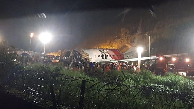 Rettungskräfte arbeiten am Flughafen Calicut am Wrack der Air-India-Express-Maschine IX 1344 aus Dubai. Rettungskräfte arbeiten am Flughafen Calicut am Wrack der Air-India-Express-Maschine IX 1344 aus Dubai.