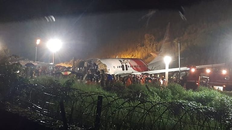 Rettungskräfte arbeiten am Flughafen Calicut am Wrack der Air-India-Express-Maschine IX 1344 aus Dubai.