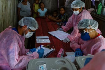 Medizinisches Personal in Nova Siao, einer Gemeinde, die erst nach neun Stunden Bootsfahrt erreicht werden kann.