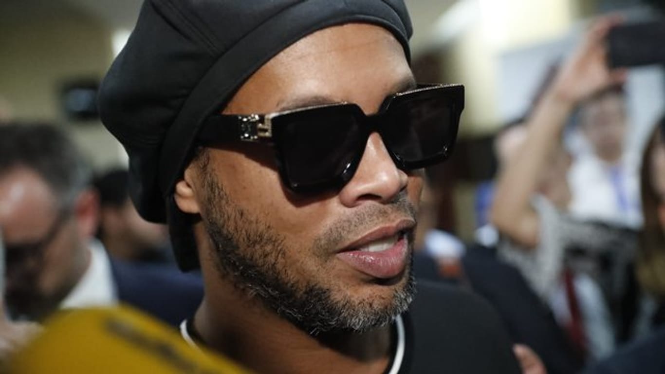 Hofft bald nach Brasilien heimkehren zu können: Ronaldinho beim Verlassen der Generalstaatsanwaltschaft in Asuncion.