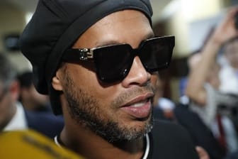 Hofft bald nach Brasilien heimkehren zu können: Ronaldinho beim Verlassen der Generalstaatsanwaltschaft in Asuncion.