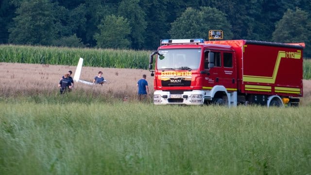 Einsatzkräfte arbeiten an der Absturzstelle von einem Kleinflugzeug. Einsatzkräfte arbeiten an der Absturzstelle von einem Kleinflugzeug.