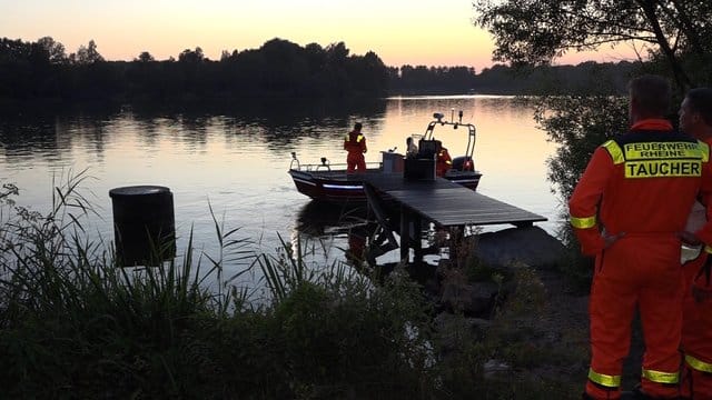 Feuerwehrleute sind nach einem Badeunfall in Hörstel im Einsatz