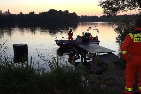 Feuerwehrleute sind nach einem Badeunfall in Hörstel im Einsatz