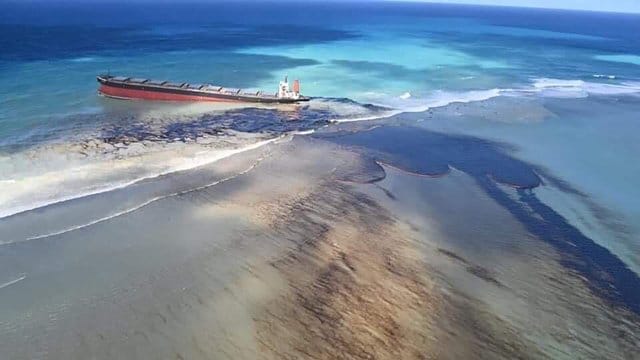 Der Frachter "Wakashio" vor der Ostküste von Mauritius im Indischen Ozean.