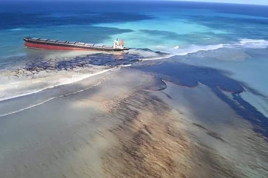 Der Frachter "Wakashio" vor der Ostküste von Mauritius im Indischen Ozean.