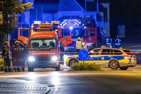 Polizei und Feuerwehr an einer Straßensperrung in Olpe.