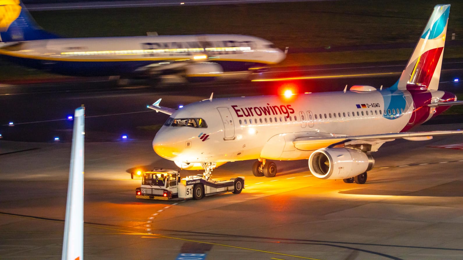 Maschinen von Ryanair und Eurowings am Düsseldorfer Flughafen: Diese Airlines haben eine besonders schlechte Zahlungsmoral. (Symbolfoto)