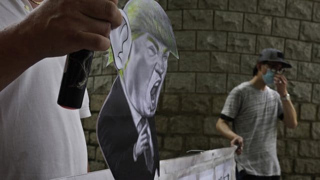 Pro-China-Anhänger bei einem Protest vor dem US-Konsulat in Hongkong. Pro-China-Anhänger bei einem Protest vor dem US-Konsulat in Hongkong.