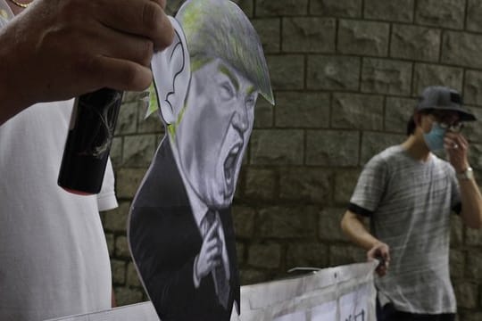 Pro-China-Anhänger bei einem Protest vor dem US-Konsulat in Hongkong.