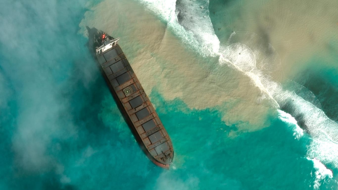 Öltanker vor Mauritius: Das Frachtschiff schlug leck. Jetzt läuft Schweröl ins Meer vor dem Inselparadies.