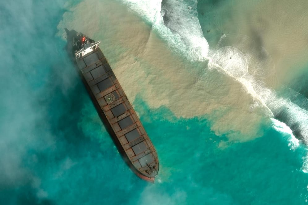 Öltanker vor Mauritius: Das Frachtschiff schlug leck. Jetzt läuft Schweröl ins Meer vor dem Inselparadies.