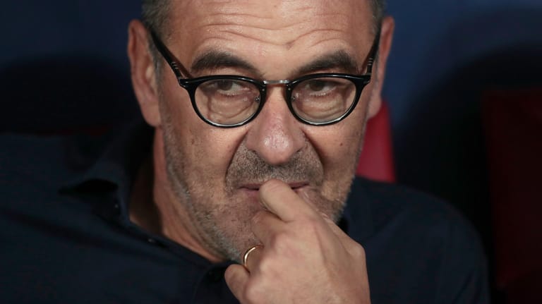 Maurizio Sarri: Der 61-Jährige muss nach einem Jahr die Trainerbank bei Juventus Turin wieder räumen.