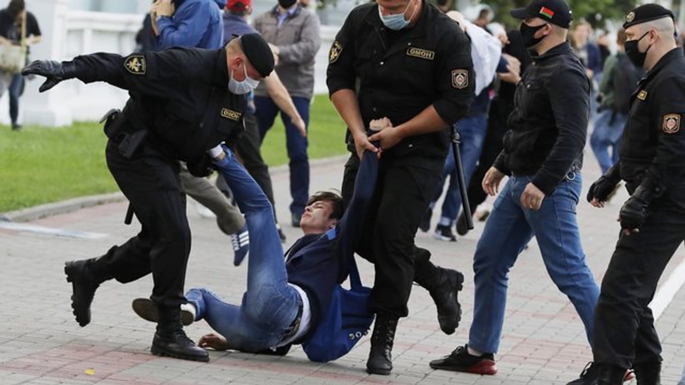 Polizisten nehmen einen Demonstranten während einer Kundgebung in Minsk Mitte Juli fest.