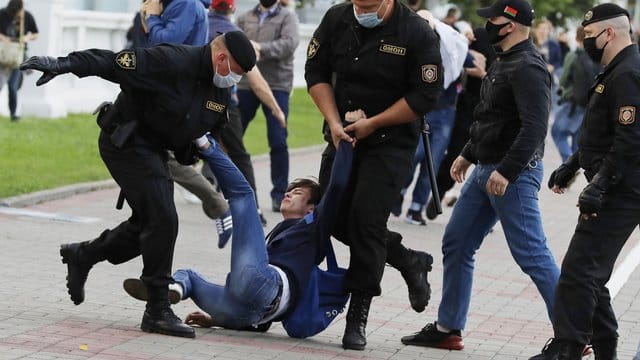 Polizisten nehmen einen Demonstranten während einer Kundgebung in Minsk Mitte Juli fest. Polizisten nehmen einen Demonstranten während einer Kundgebung in Minsk Mitte Juli fest.