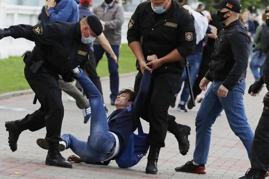 Polizisten nehmen einen Demonstranten während einer Kundgebung in Minsk Mitte Juli fest.