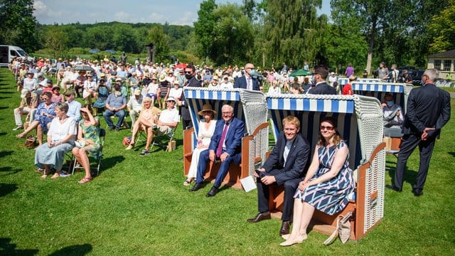 Frank-Walter Steinmeier und Elke Büdenbender verfolgen mit Ministerpäsident Daniel Günther und dessen Ehefrau Anke Günther das Geschehen vom Strandkorb aus. Frank-Walter Steinmeier und Elke Büdenbender verfolgen mit Ministerpäsident Daniel Günther und dessen Ehefrau Anke Günther das Geschehen vom Strandkorb aus.