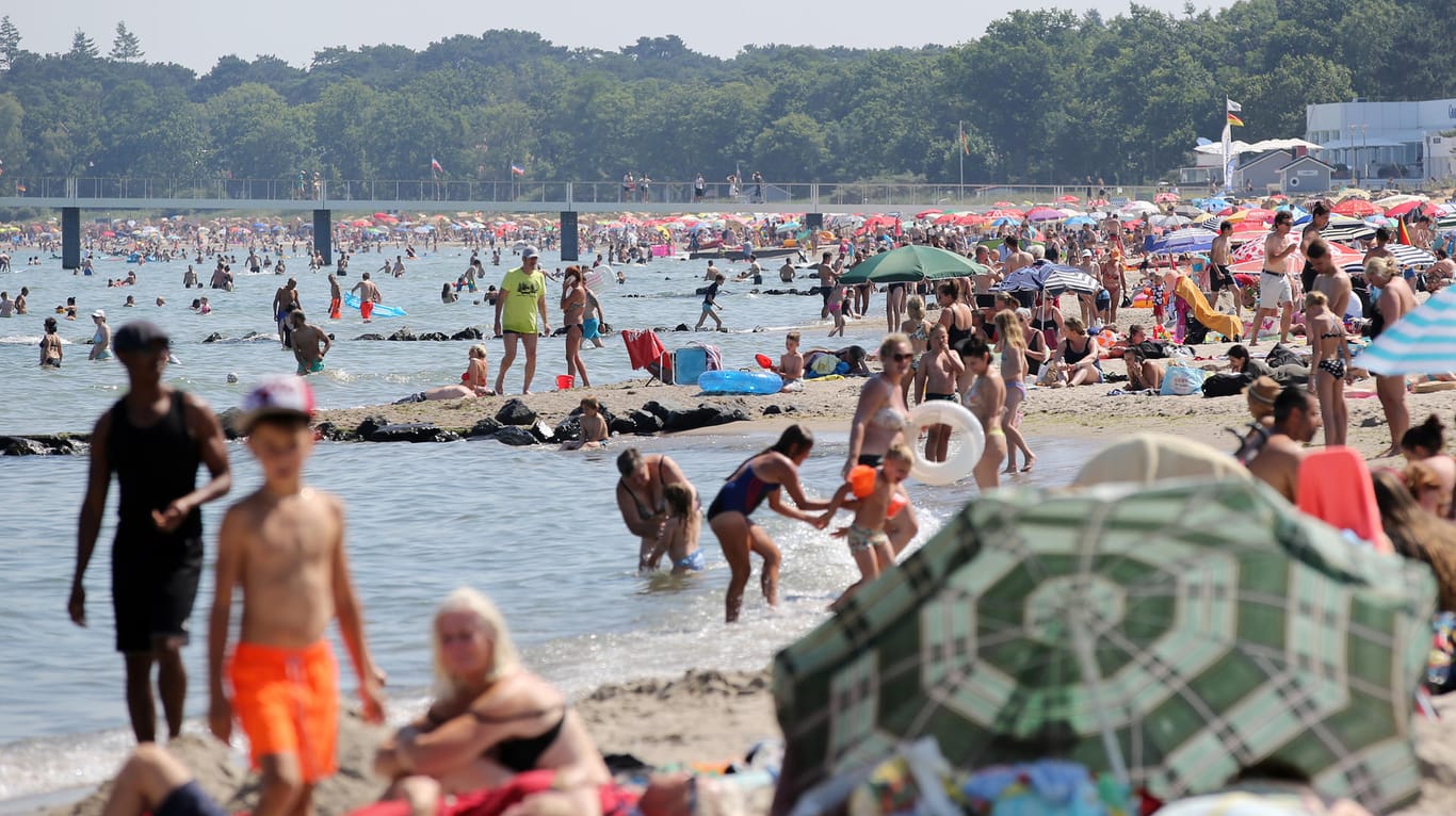Badegäste am Timmendorfer Strand: Die Behörden raten wegen des großen Andrangs weiteren Gästen von der Anreise ab.