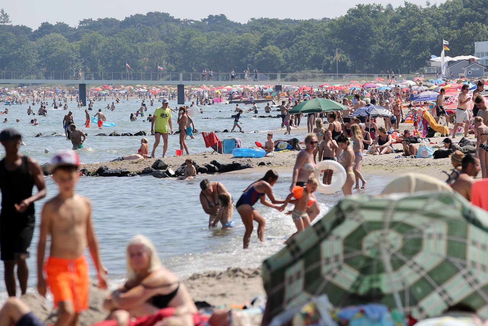 Badegäste am Timmendorfer Strand: Die Behörden raten wegen des großen Andrangs weiteren Gästen von der Anreise ab.