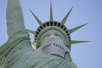 Eine riesige Maske ziert das Gesicht der Freiheitsstatue-Nachbildung in Las Vegas.