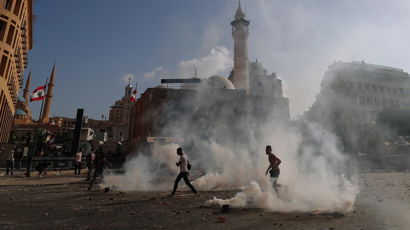 Demonstrierende laufen auf dem Märtyrer-Platz durch Tränengas bei einem regierungskritischen Protest.