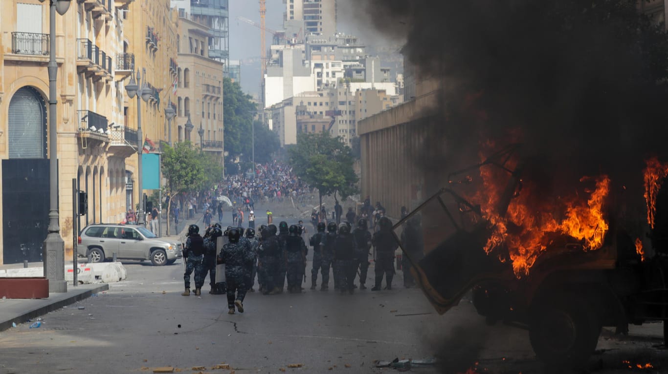 Proteste in Beirut eskalieren: Etwa 5.000 Menschen demonstrieren gegen die Regierung. 130 Verletzte sind bislang bekannt.